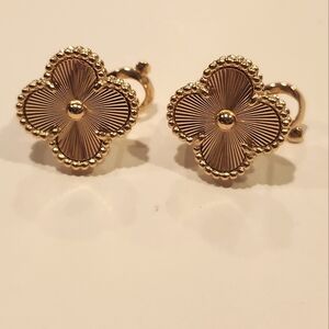 Women's earrings in the form of clover.Rose gold and Yellow Gold Hypoallergenic.